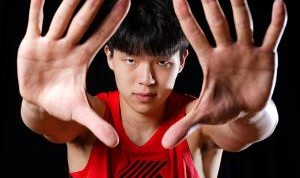 xingkong.com-拍出了压迫感！一起感受下杨瀚森的这双超级大手！